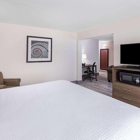 Ramada By Wyndham Hendersonville Εξωτερικό φωτογραφία