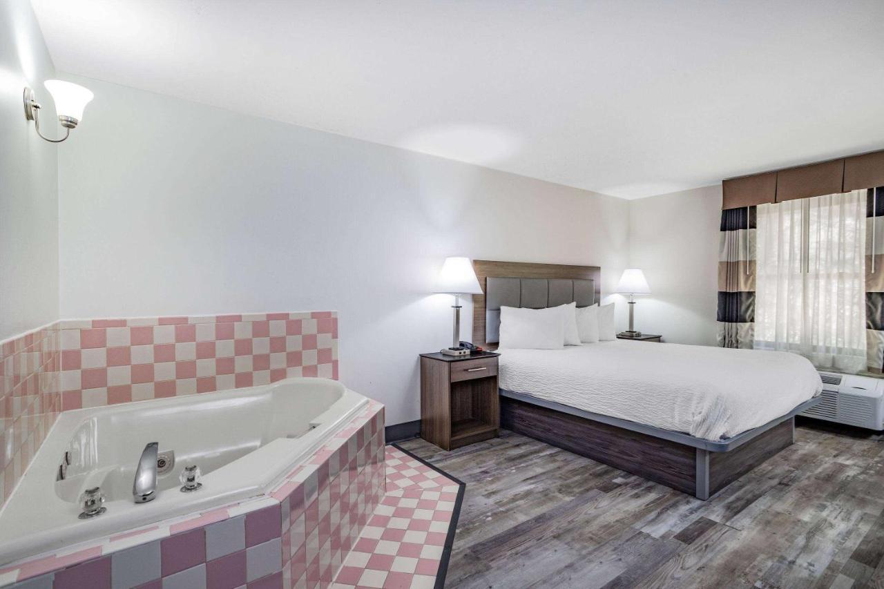 Ramada By Wyndham Hendersonville Εξωτερικό φωτογραφία