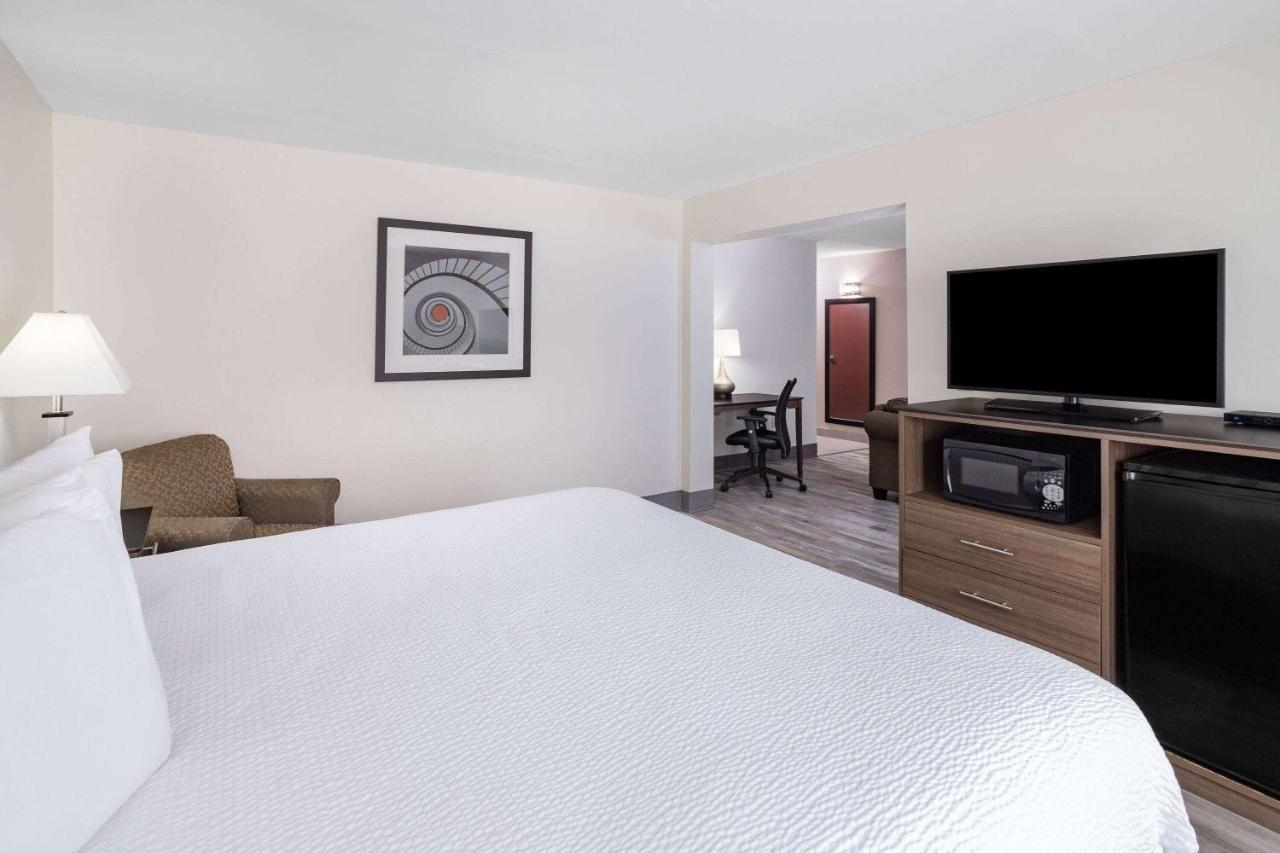 Ramada By Wyndham Hendersonville Εξωτερικό φωτογραφία