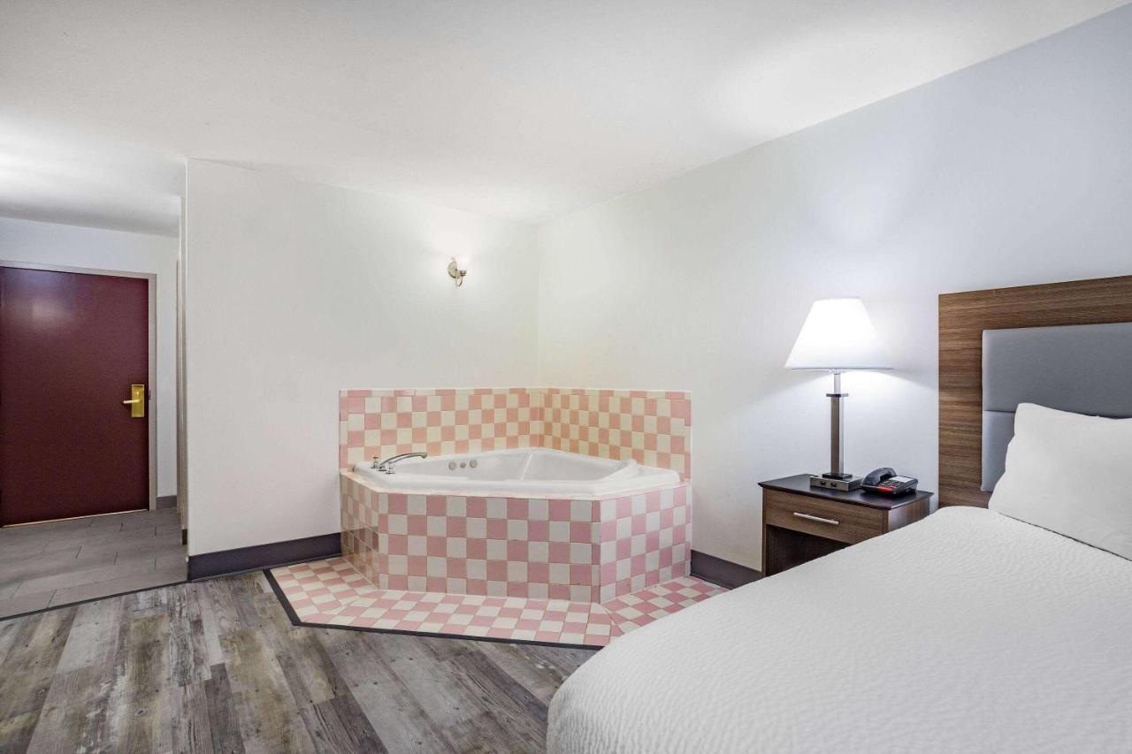 Ramada By Wyndham Hendersonville Εξωτερικό φωτογραφία
