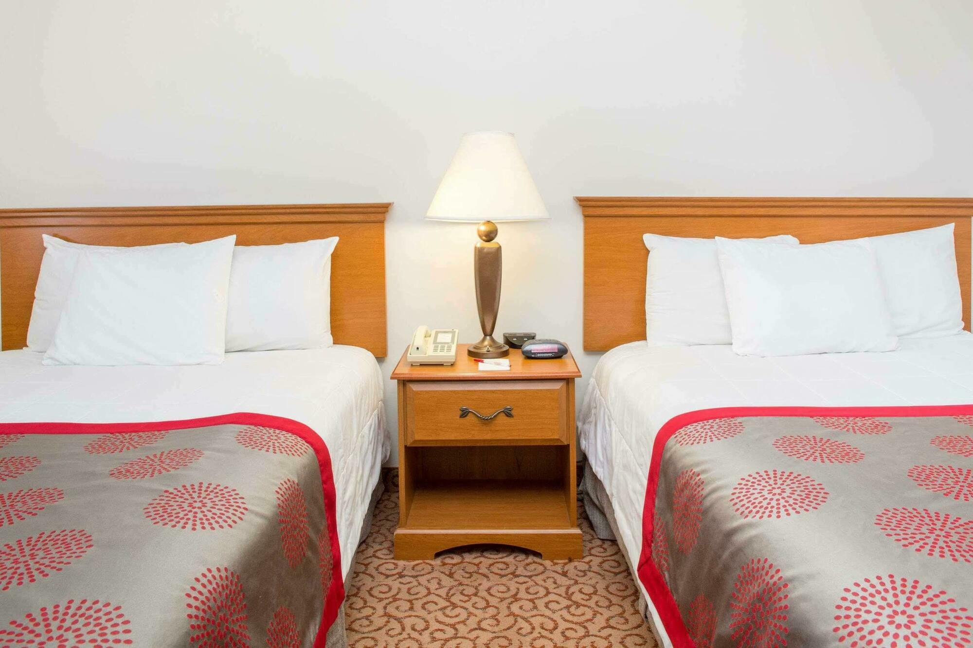 Ramada By Wyndham Hendersonville Εξωτερικό φωτογραφία
